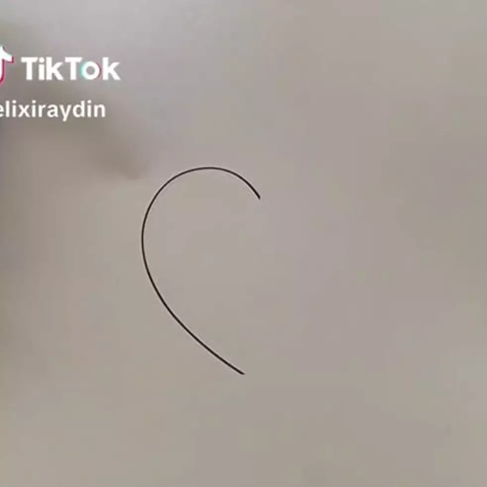 Dapat tugas sambung gambar, 9 potret karya murid kelas 2 SMP ini absurd kayak bocah cilik