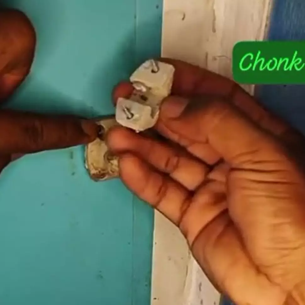 Nggak perlu ganti baru, ini cara atasi kunci pintu kamar mandi rusak pakai tambahan 1 bahan perekat