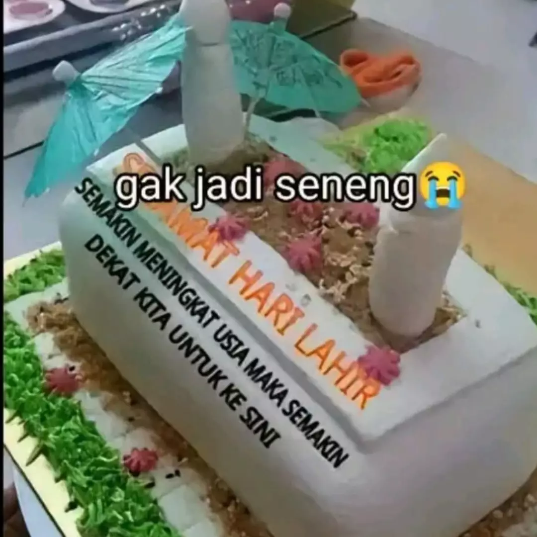 Bingung mau senang atau sedih, 11 potret kocak desain kue ulang tahun ini nyelenehnya di luar dugaan