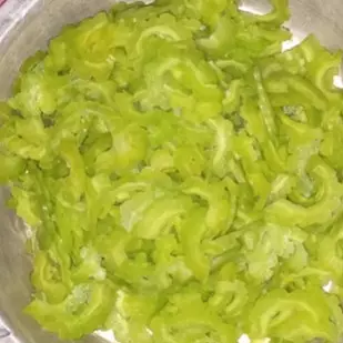 Bukan ditambah asam jawa atau tanah liat, ini trik agar pare tidak pahit pakai 1 bahan dapur