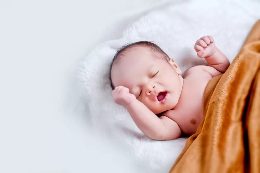 Cara orang tua timbang berat bayi © TikTok Cara orang tua timbang berat bayi © TikTok