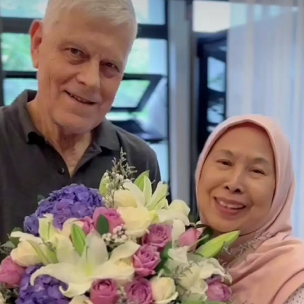 Dapat restu dari ayah mertua, intip 11 potret kedekatan BCL dan Tiko dengan keluarga Ashraf Sinclair