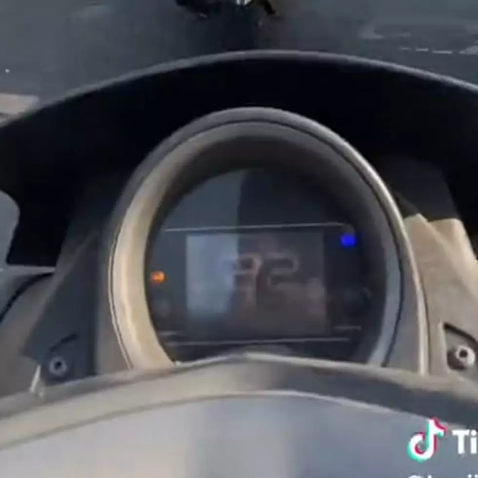 Gaya duduk saat dibonceng di atas motor ini cuma cewek yang bisa, bikin pengendara lain melongo