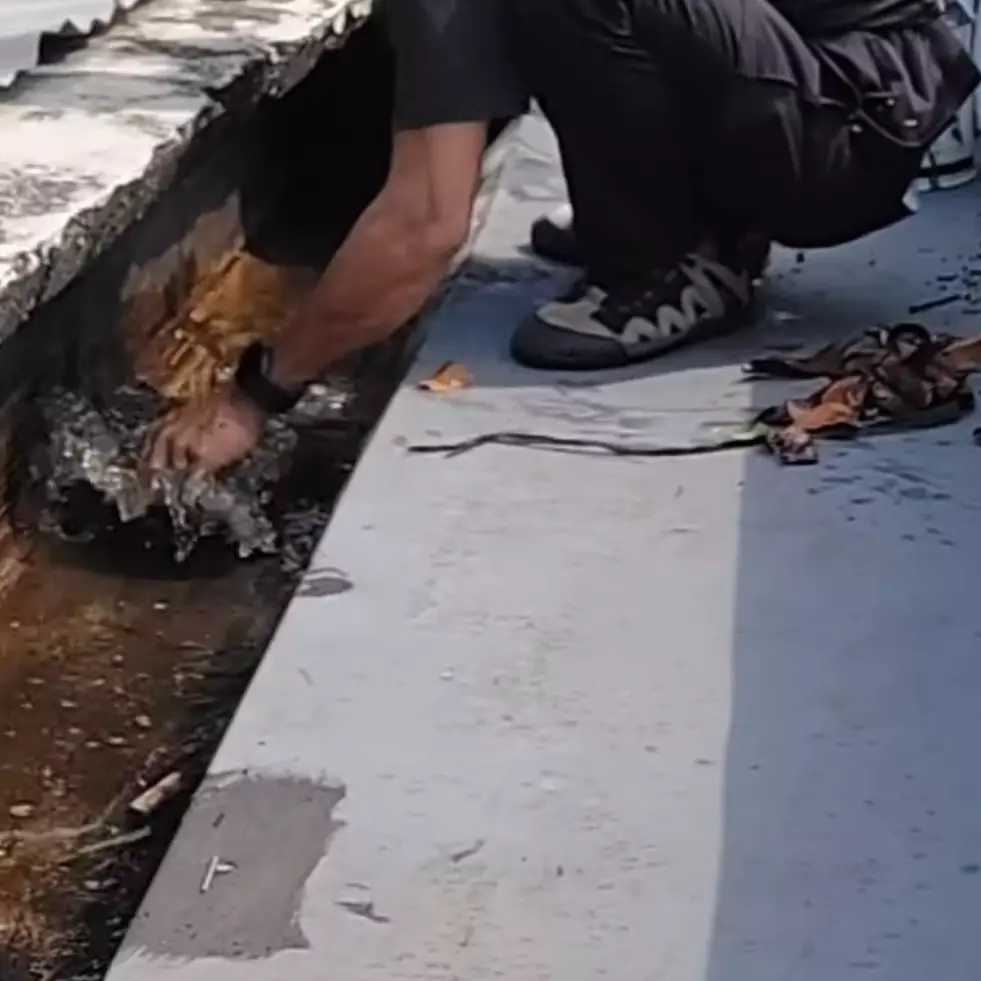 Bukan pakai lakban aluminium, ini cara menambal talang air yang bocor pakai tambahan 1 alat pembersih