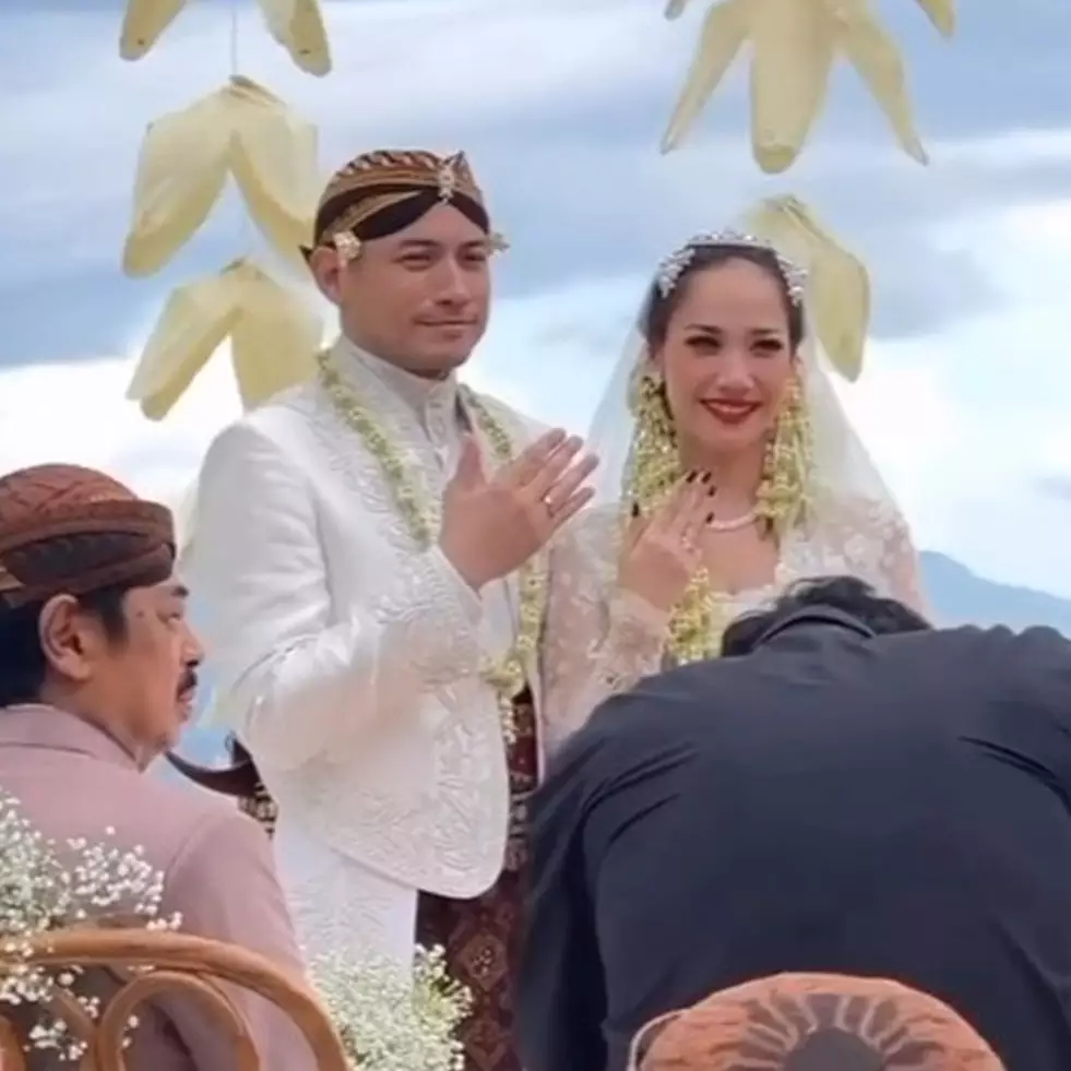 Tampil cantik dan elegan dengan kebaya modern, intip 7 beda gaya pernikahan pertama dan kedua BCL