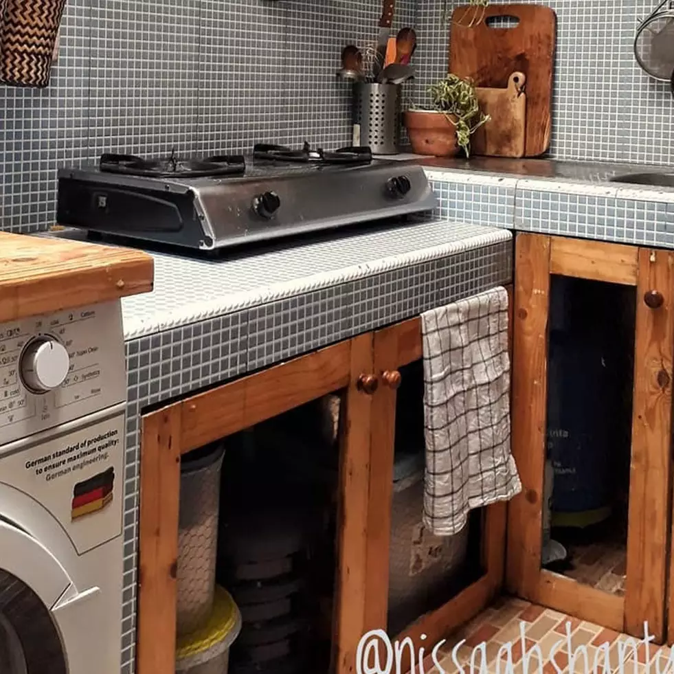 Mewah tanpa kitchen set, 11 potret dapur seluas gang senggol ini visualnya unik nggak bikin bosan