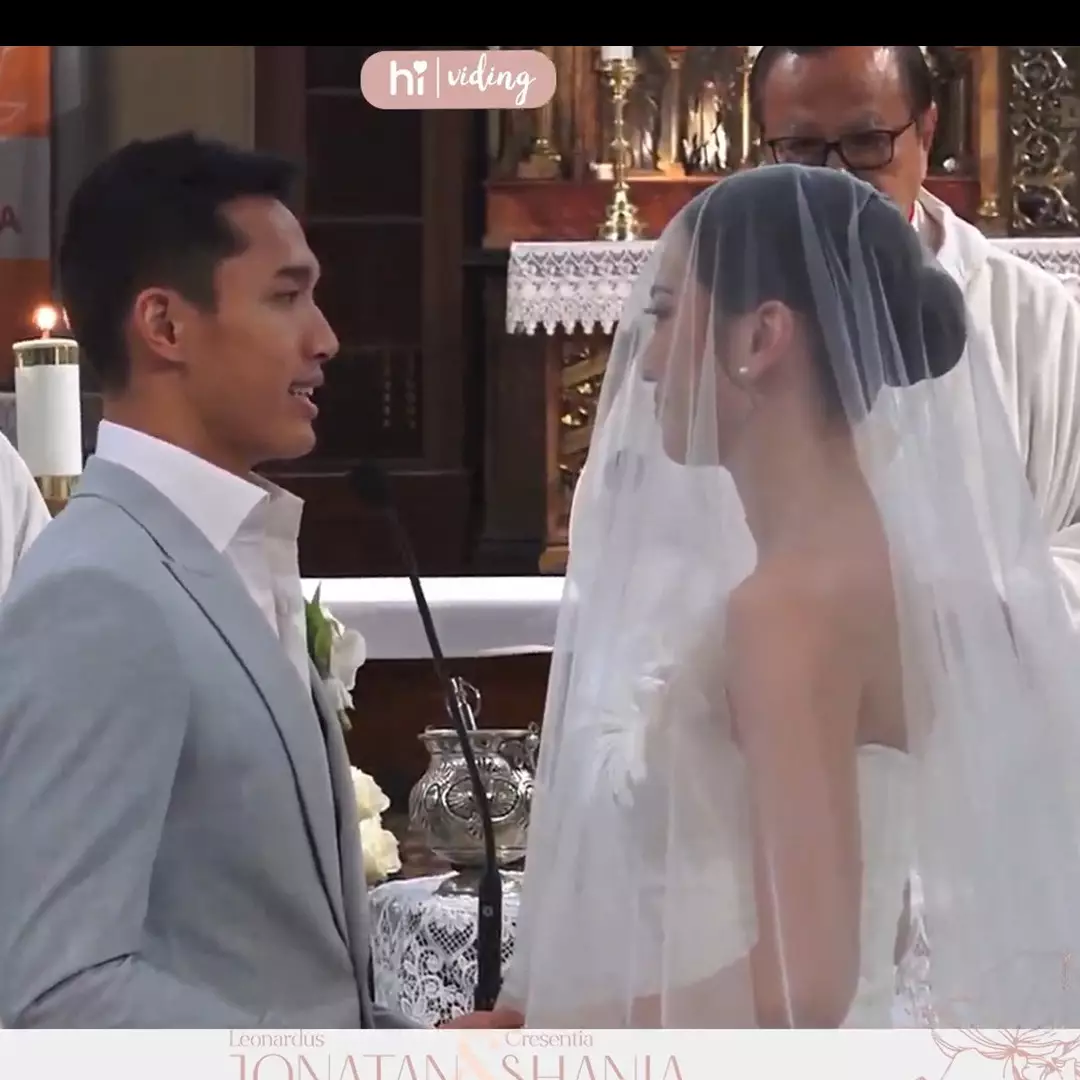 Momen pernikahan 16 eks member Jkt 48, pemberkatan Shania Junianatha dan Jonatan Christie penuh haru