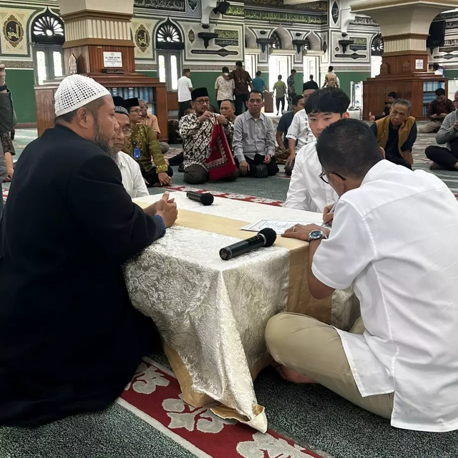 Dapat calon mantu orang Korea, 9 potret Park Yong Gwang pacar putri Helmy Yahya yang jadi mualaf