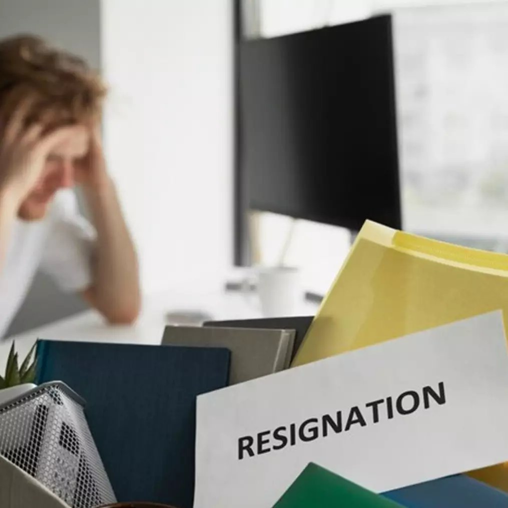 Contoh surat resign bahasa Inggris, pahami struktur dan cara membuatnya