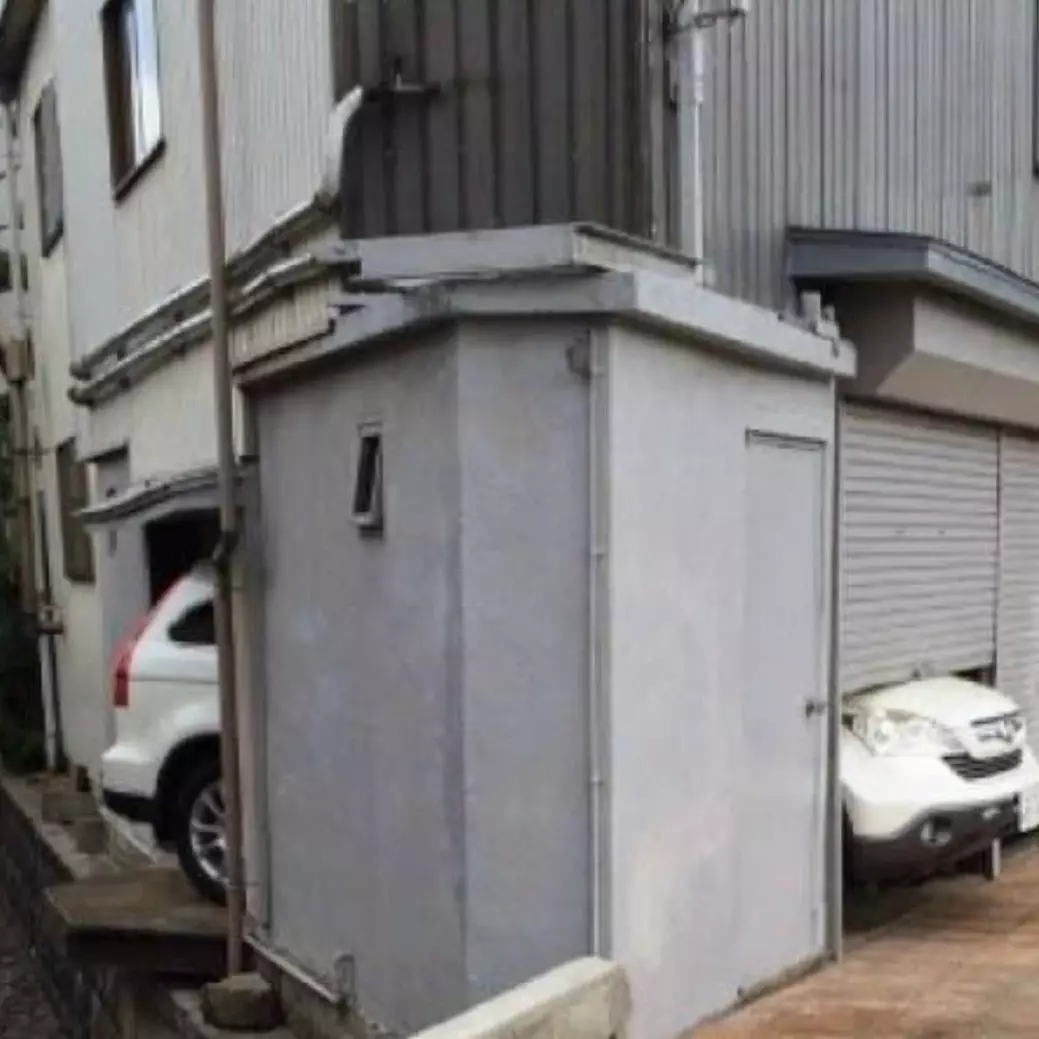 11 Potret kocak desain garasi tak wajar ini bikin tepuk jidat, mending nggak usah beli mobil dulu deh