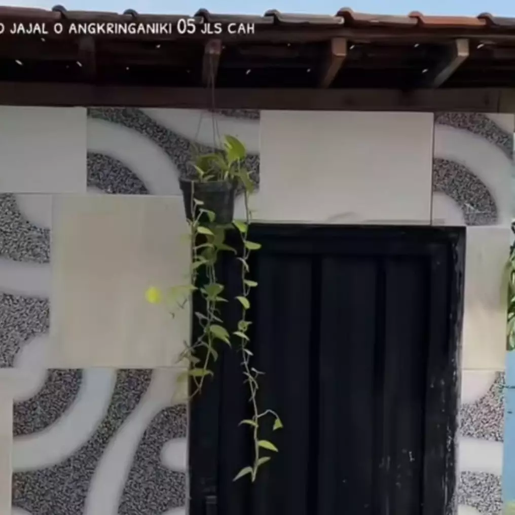 Dari luar tampak biasa saja, toilet outdoor ini pemandangan dalamnya bikin betah buang hajat