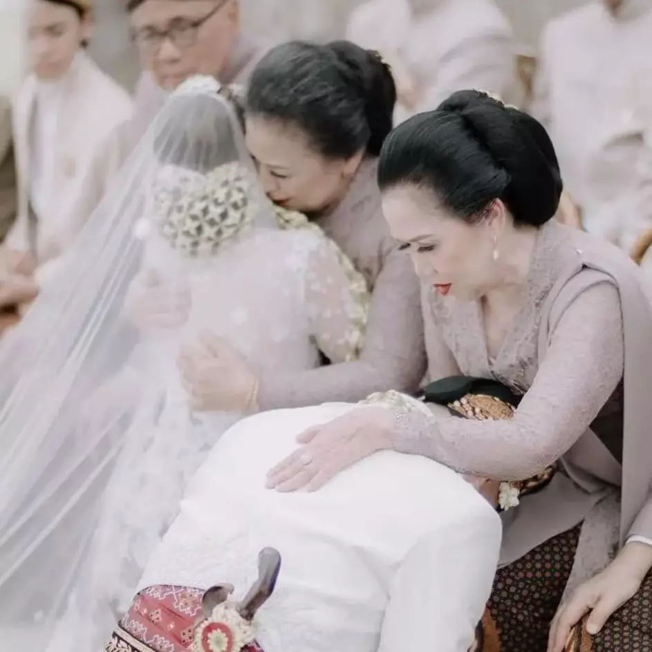 Punya paras mirip, 5 potret kebersamaan ibunda BCL dengan sang besan ini bak bestie