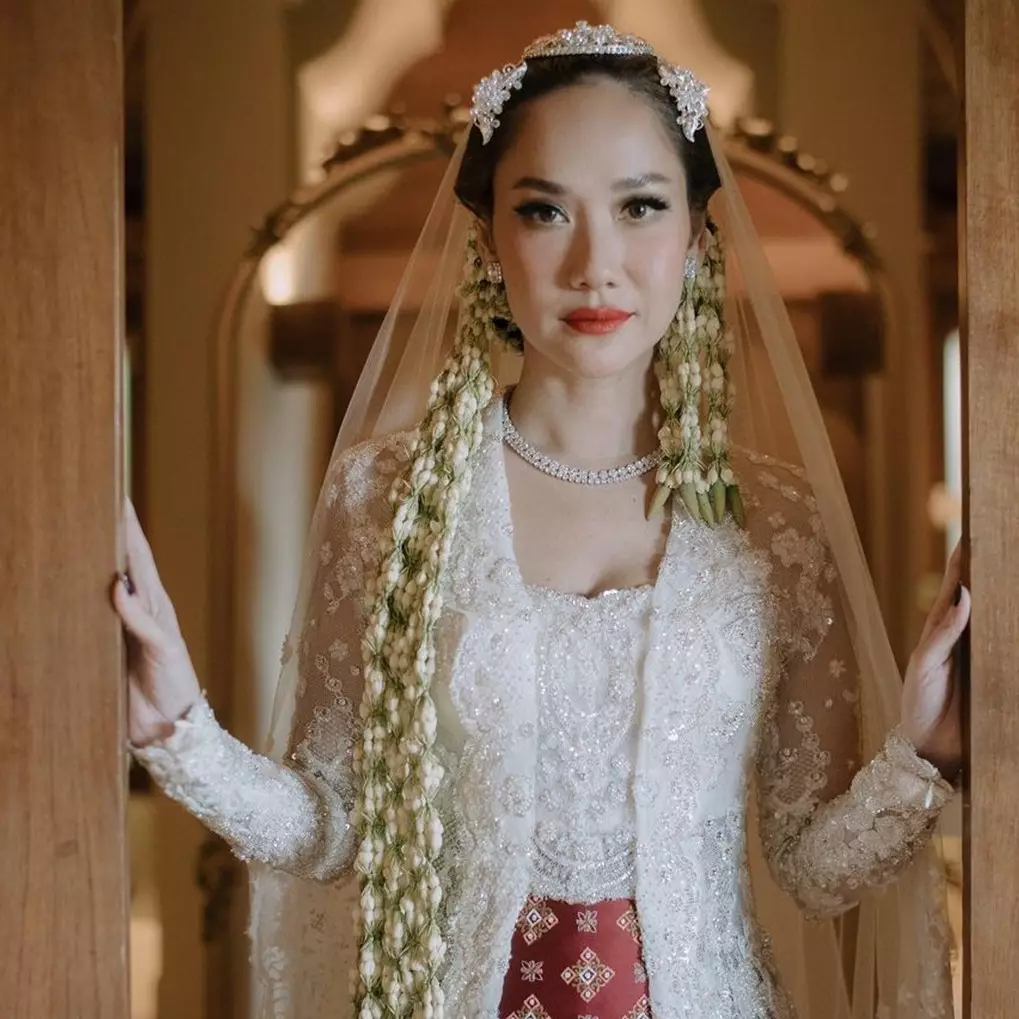 Pesona 9 seleb dirias MUA langganan Maia Estianty saat nikah, Laudya Chintya Bella manglingi