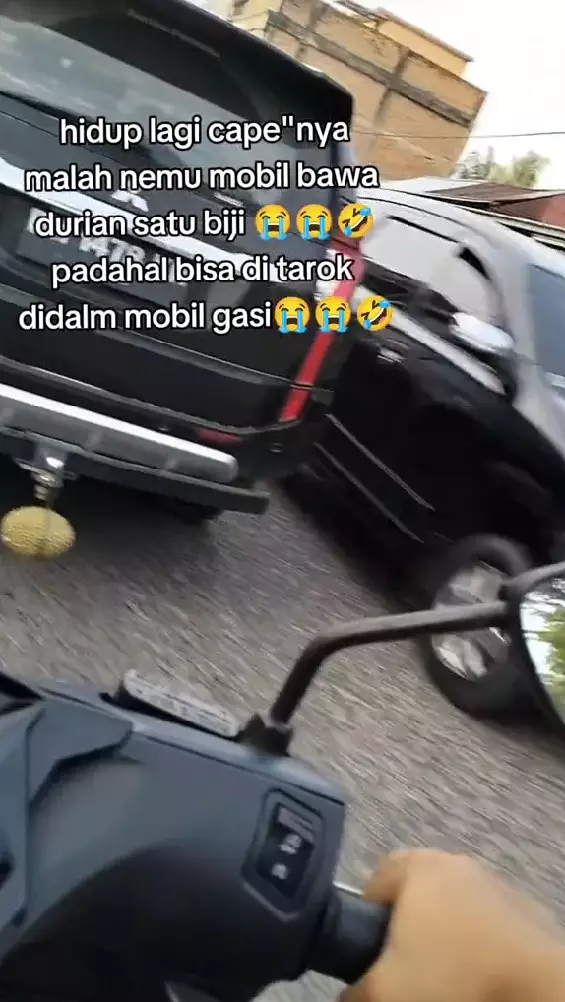 Mobil mewah bawa angkutan nyeleneh © TikTok