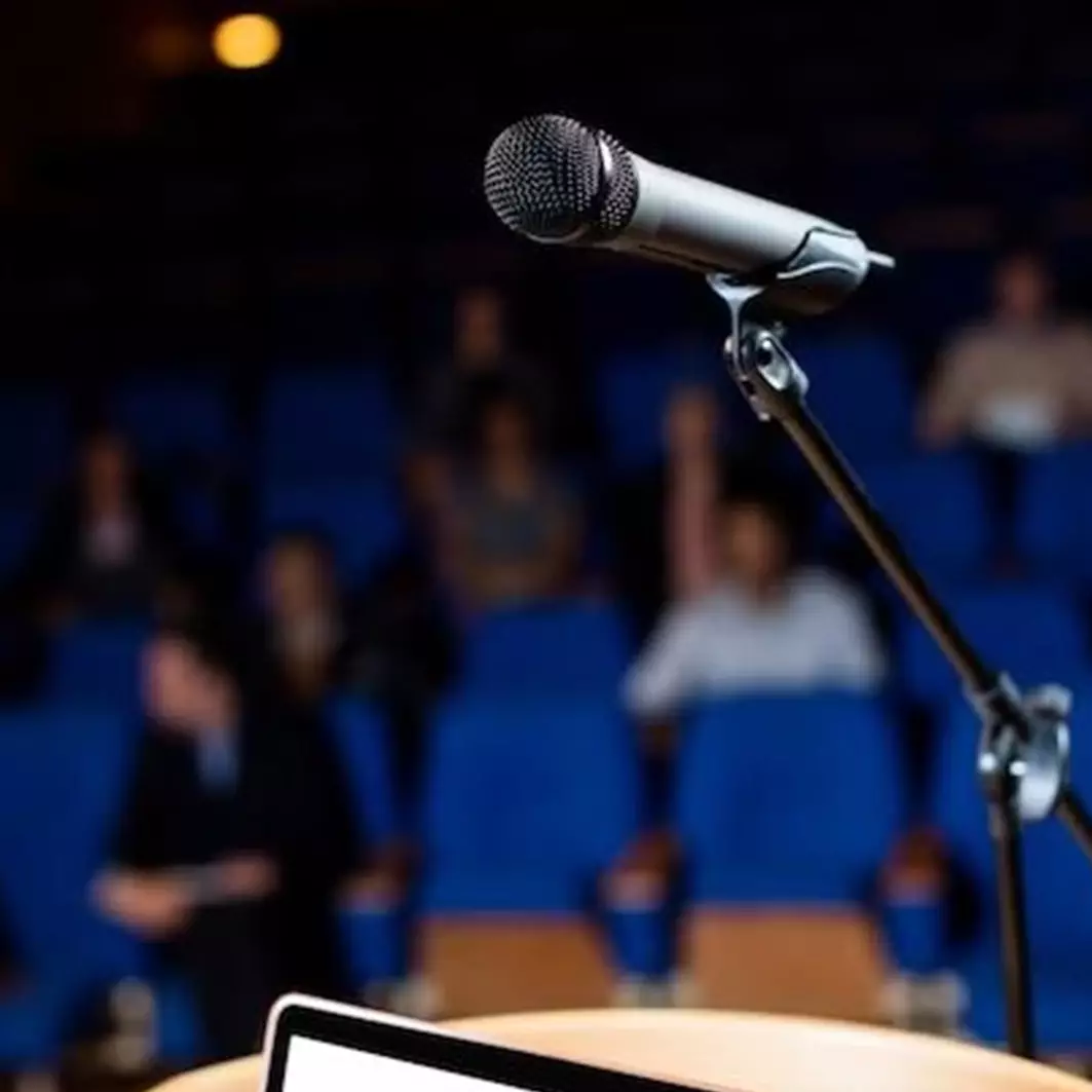 10 Contoh teks debat bahasa Indonesia, lengkap dengan penjelasan dan struktur tulisan