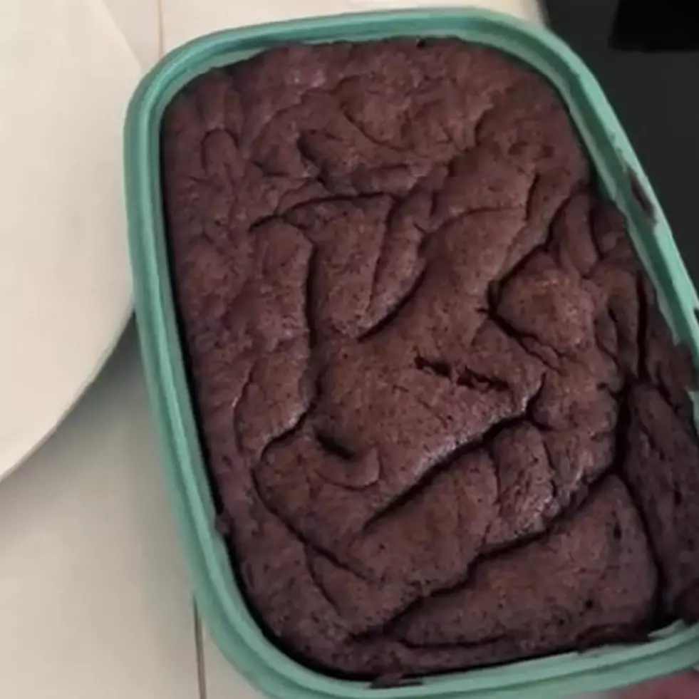 Efek kebanyakan margarin, brownies buatan wanita ini jatuhnya glowing pol, nggak jadi ngemil cantik