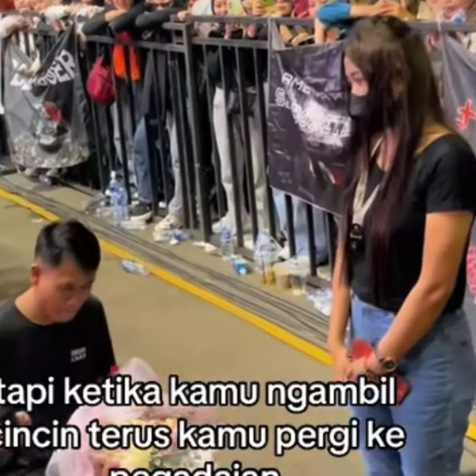 Momen cowok beranikan diri melamar kekasih di tengah konser ini endingnya bikin ngenes