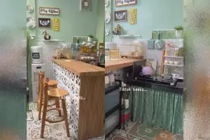 9 Potret dapur hijau tanpa kitchen set pakai mini bar ini estetiknya nggak norak, bikin ibu-ibu mupeng
