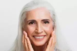 Nggak cuma pakai putih telur, begini cara atasi kerutan dan wajah kendur dengan tambahan 1 jenis buah