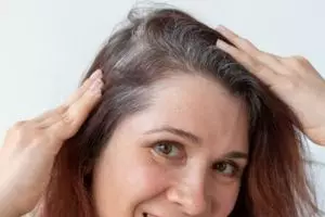 Nggak cuma pakai kopi dan castor oil, ini trik bikin uban kembali hitam dengan tambahan 1 jenis buah