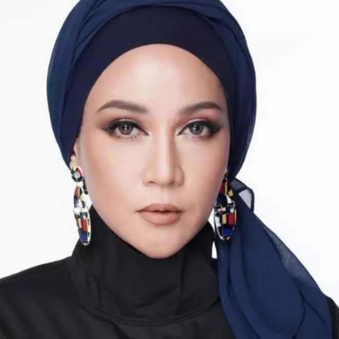 Jalani tanam benang, ini 11 potret paras Dina Lorenza tetap glowing dan kencang meski tanpa makeup