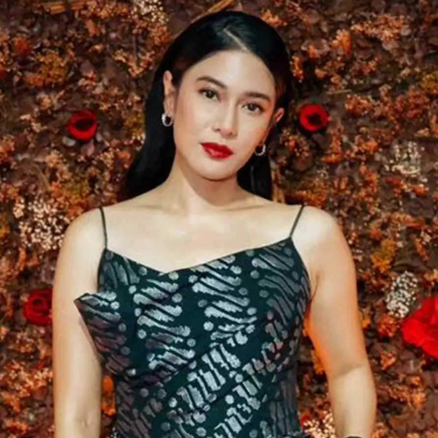 Cantiknya elegan bak royal family, ini rahasia pesona Dian Sastro dalam balutan makeup bold