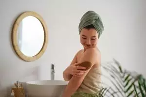 Tanpa beli produknya, ini trik bikin body scrub pencerah badan kusam pakai 2 bahan pemanis