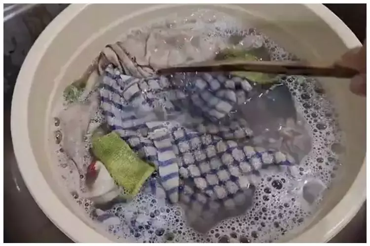 Tak perlu disikat, ini trik cuci lap dapur berminyak agar bersih dan kesat cuma tambah 2 bahan dapur