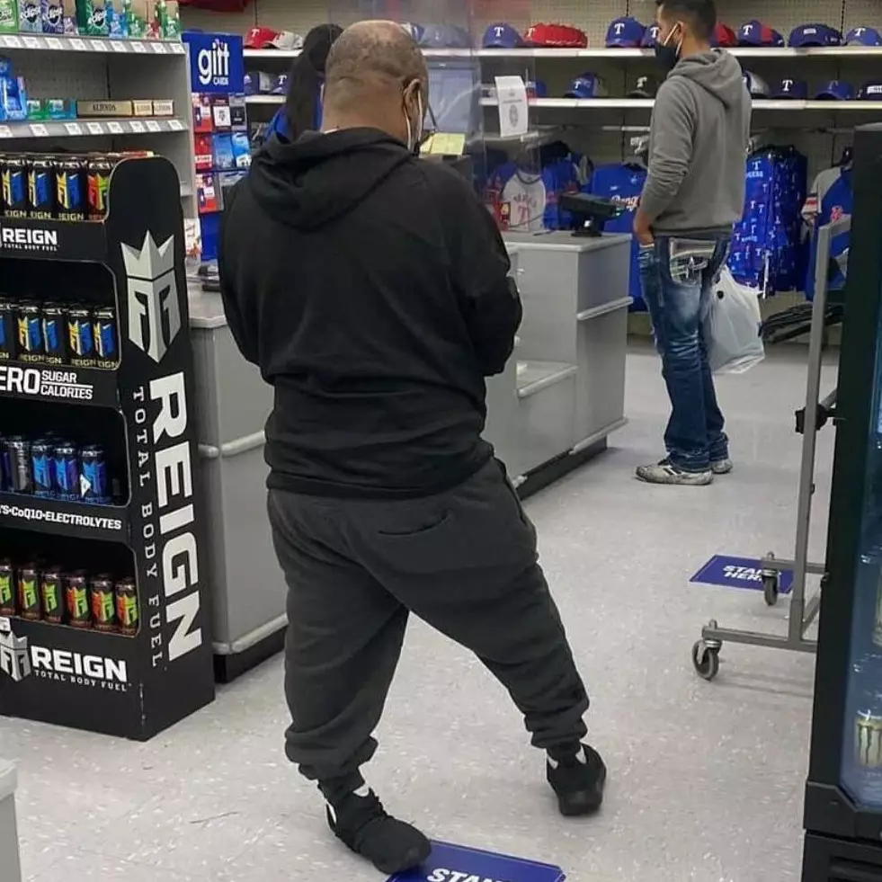 Absurd pol, 11 potret lucu cara nyeleneh orang berdiri ini bikin nyengir kuda