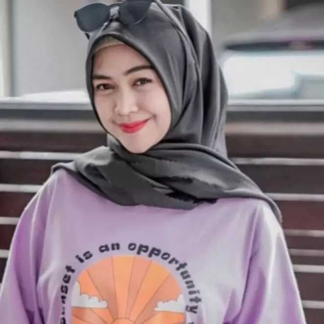 Dagu lancip jadi sorotan, 11 pemotretan Ria Ricis dengan makeup tebal ini hasilnya bak beda orang