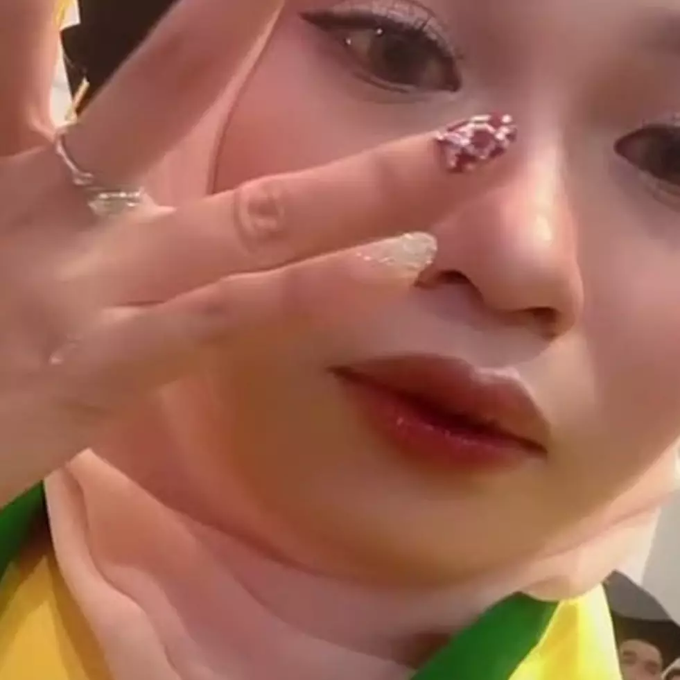 Cewek ini pakai baju kakaknya saat momen wisuda, alasan di baliknya bikin nangis nyesek