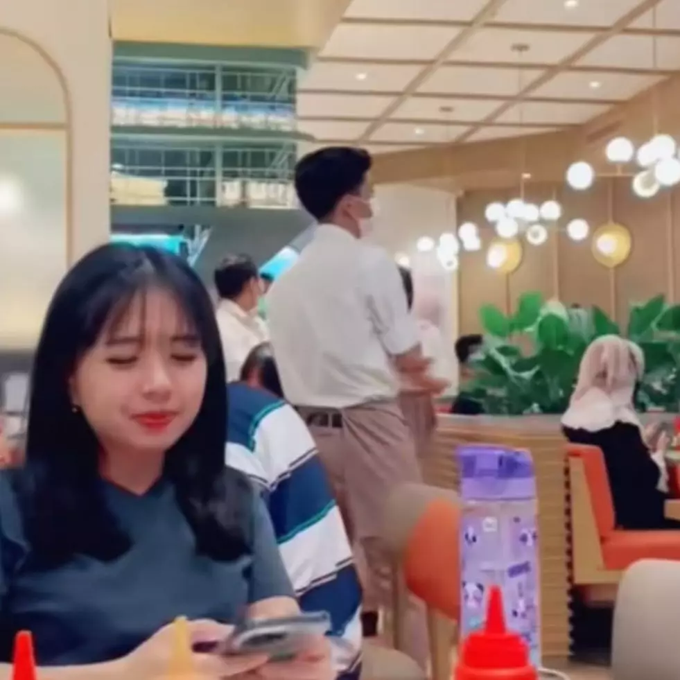 Pede berujung malu, wanita ini mengira karyawan cafe merayakan ulang tahunnya padahal salah orang