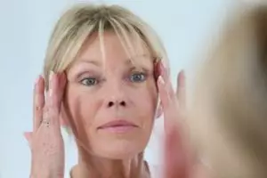 Tak perlu facial, ini trik bikin toner ampuh pudarkan keriput dan garis halus pakai 1 jenis minuman