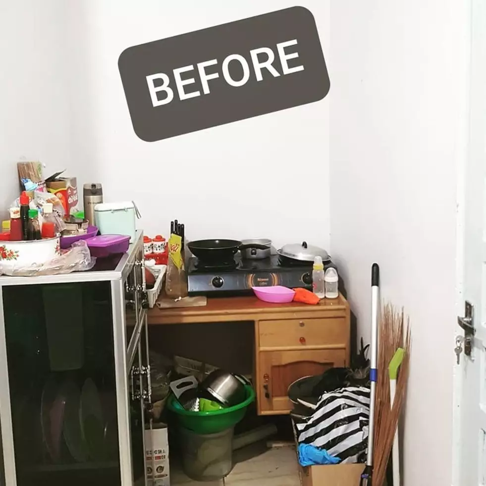 7 Potret dapur sumpek cuma sepetak dirombak pakai kitchen set mungil serba monokrom ini jadi ciamik