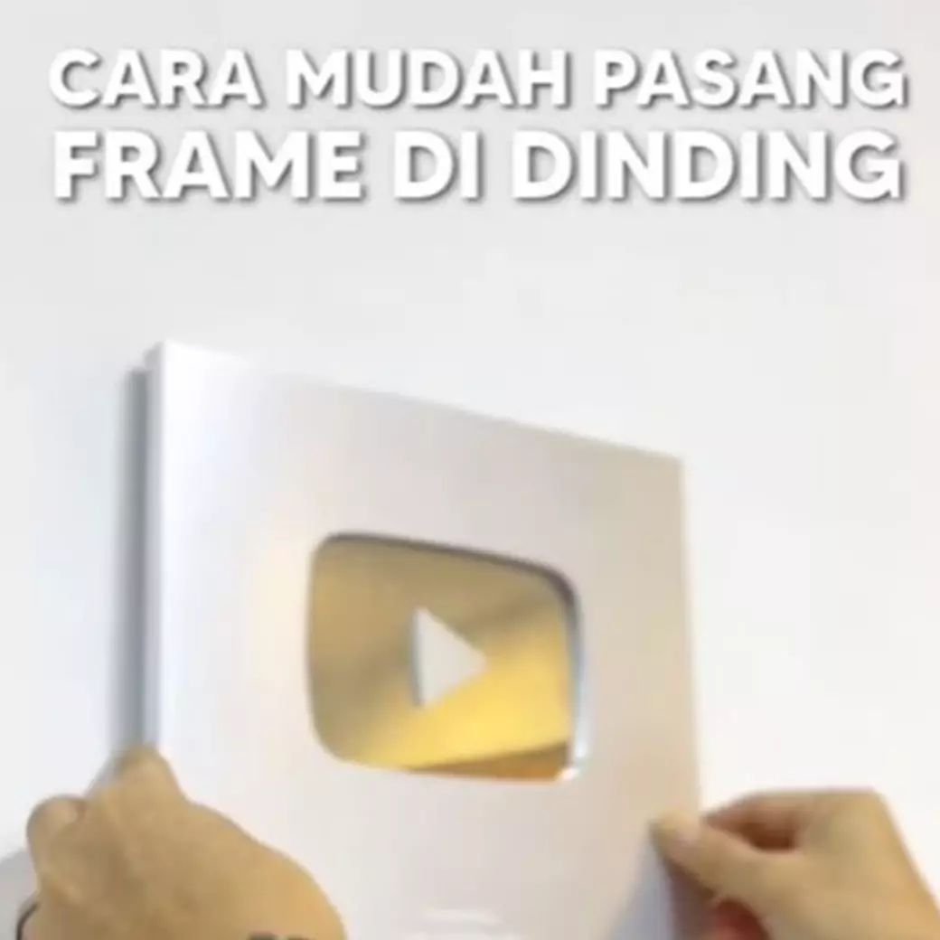 Tak perlu digaris pakai pensil, ini trik pasang frame sejajar di tembok cuma pakai 1 bahan perekat