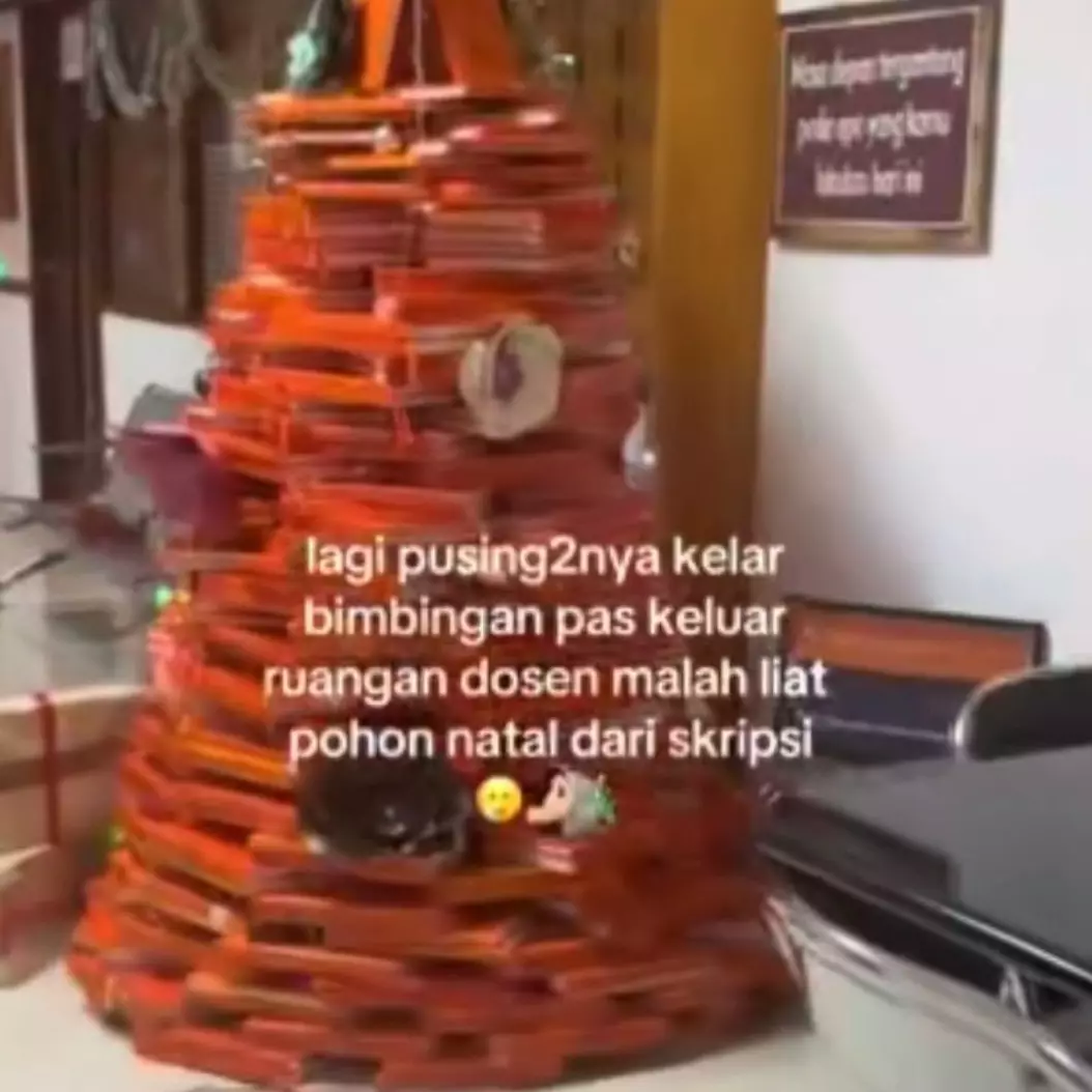 Momen mahasiswi syok nemuin skripsi dijadikan pohon natal, kreatifnya antimainstream