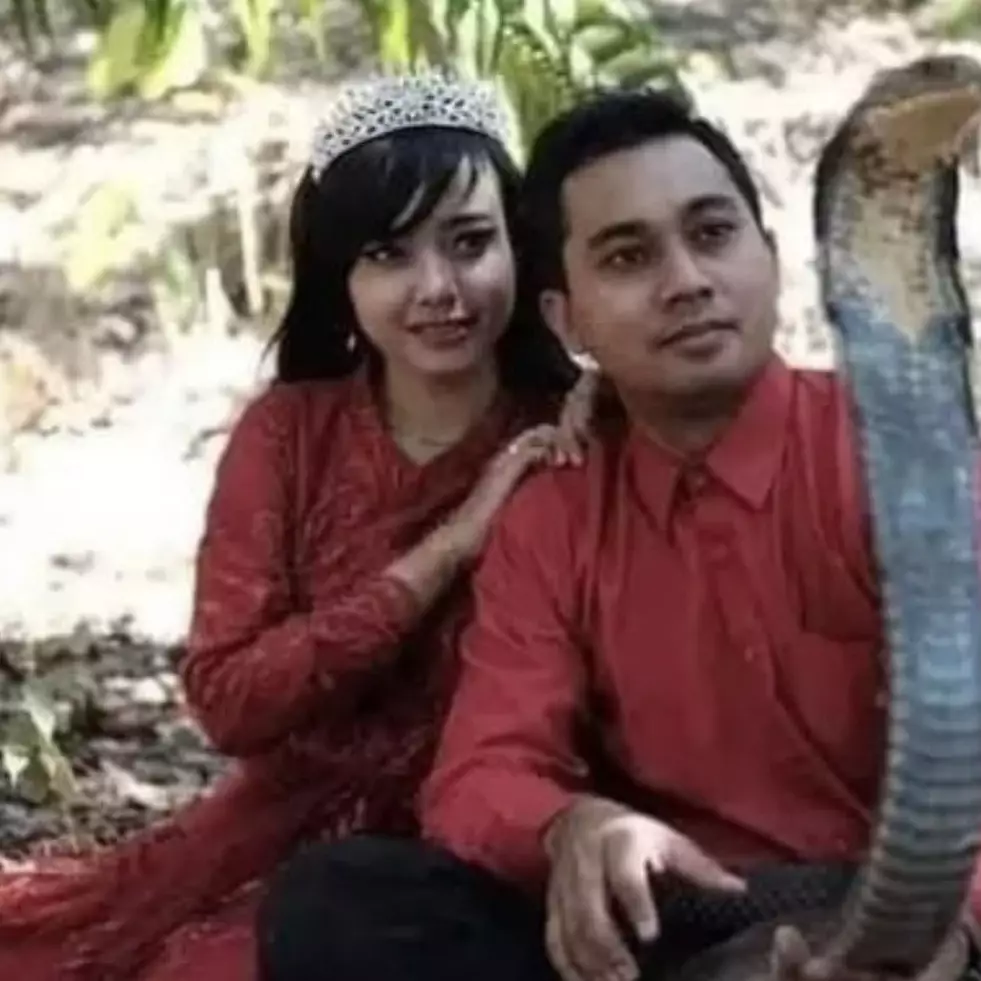 11 Potret kocak konsep foto prewedding ini konyol abis, idenya dari mana sih?