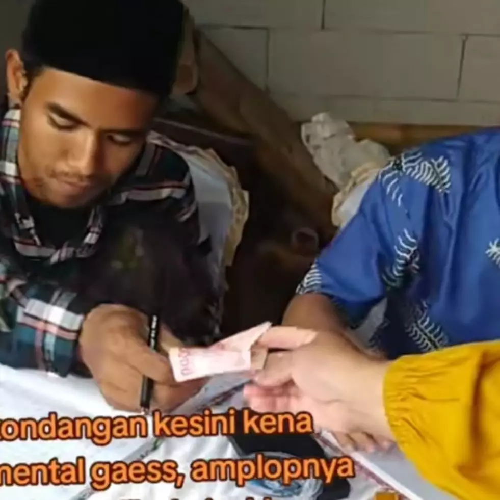 Momen kondangan bikin deg-degan, amplop tamu undangan langsung dibuka dan dicatet di depan mata