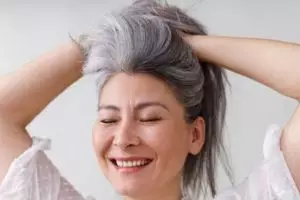 Nggak cuma pakai tomat, ini trik memperlambat tumbuhnya uban dengan tambahan 1 jenis biji-bijian