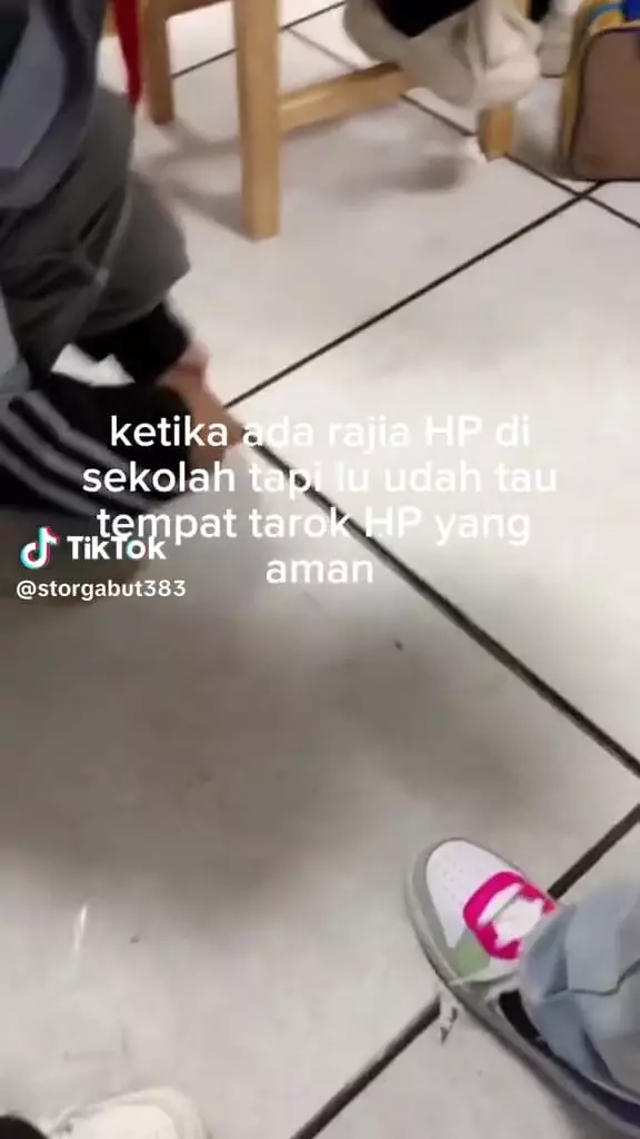 Murid sembunyikan HP dari razia © TikTok