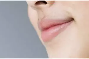Tak perlu pakai lip tint, ini trik cerahkan bibir kusam pakai scrub dari 1 bahan minuman