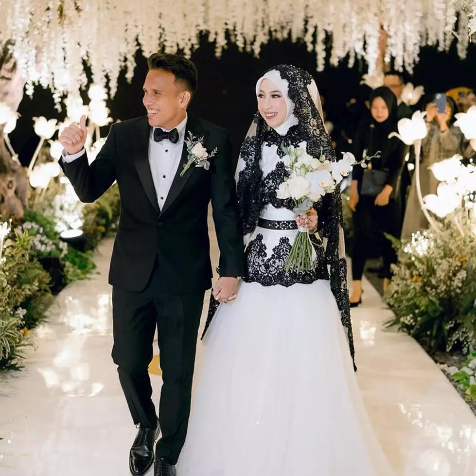 Momen mesra Egy Maulana gendong Adiba Khanza gegara terbelit gaun pengantin ini romantis pol