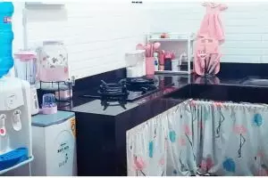 Tiap sudutnya cantik, 9 potret makeover dapur tanpa kitchen set nuansa pink ini jadi idaman mama muda