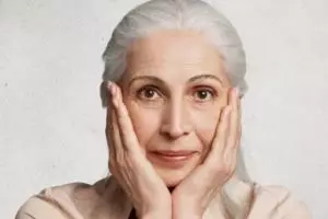 Tampak 10 tahun lebih muda tanpa botoks, ini cara kencangkan wajah mengendur pakai 1 jenis minyak