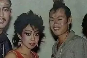 Gaya lady rocker di film Warkop DKI ini mudanya mirip Syahrini, ini 11 potret buktinya