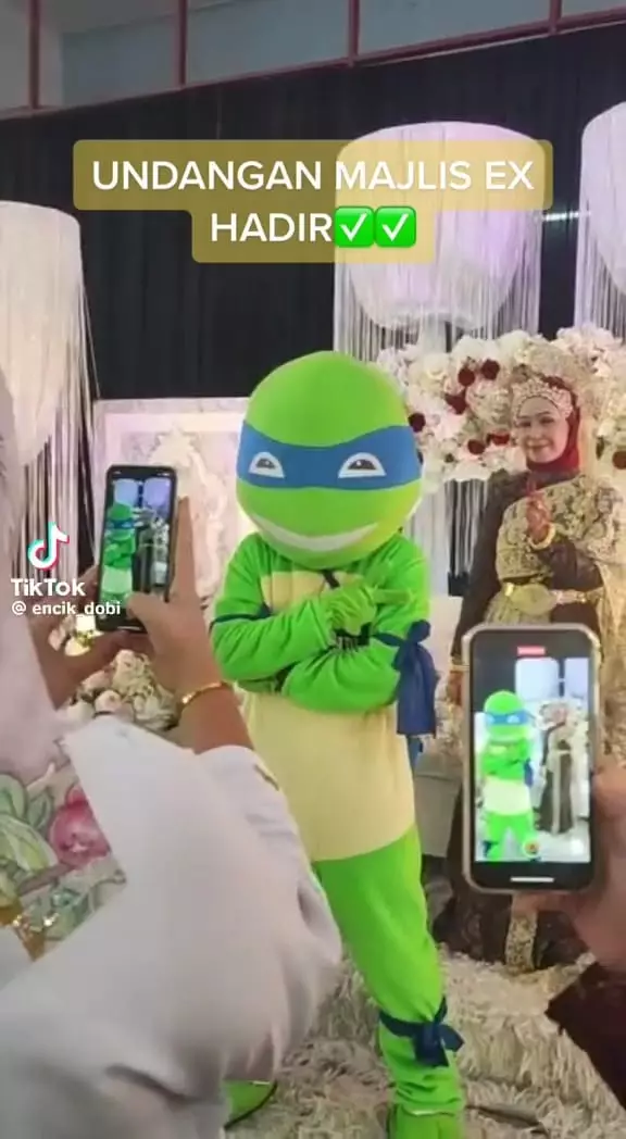 Cowok pakai kostum badut di nikahan mantan © TikTok Cowok pakai kostum badut di nikahan mantan © TikTok