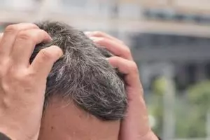 Tanpa spray pewarna rambut, ini cara bikin uban pudar dan kembali hitam pakai 1 jenis daun