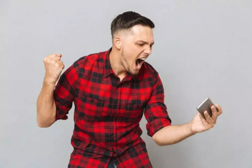 Kenapa smartphone lambat mengisi daya baterai? Ketahui 5 penyebabnya dan solusinya