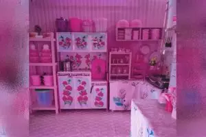 Estetik tak harus mahal, 9 potret dapur kayu serba pink ini tampilannya rapi dan bersih bikin betah