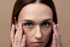 Tanpa kunyit dan kentang, begini cara atasi kantung mata hitam dan berkerut pakai 1 bahan minuman